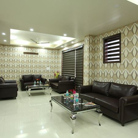Hotel H.C Grand Nuova Delhi Esterno foto