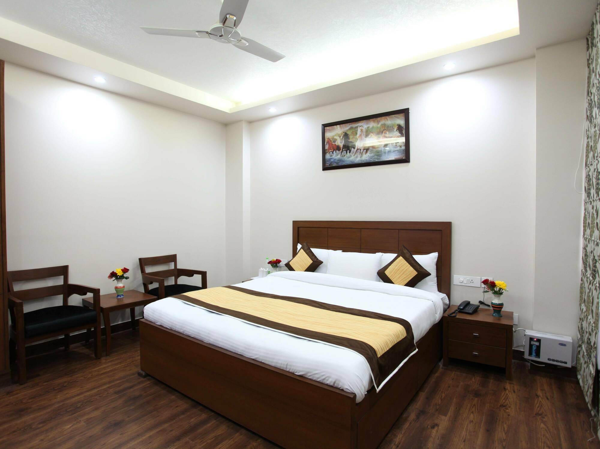 Hotel H.C Grand Nuova Delhi Esterno foto