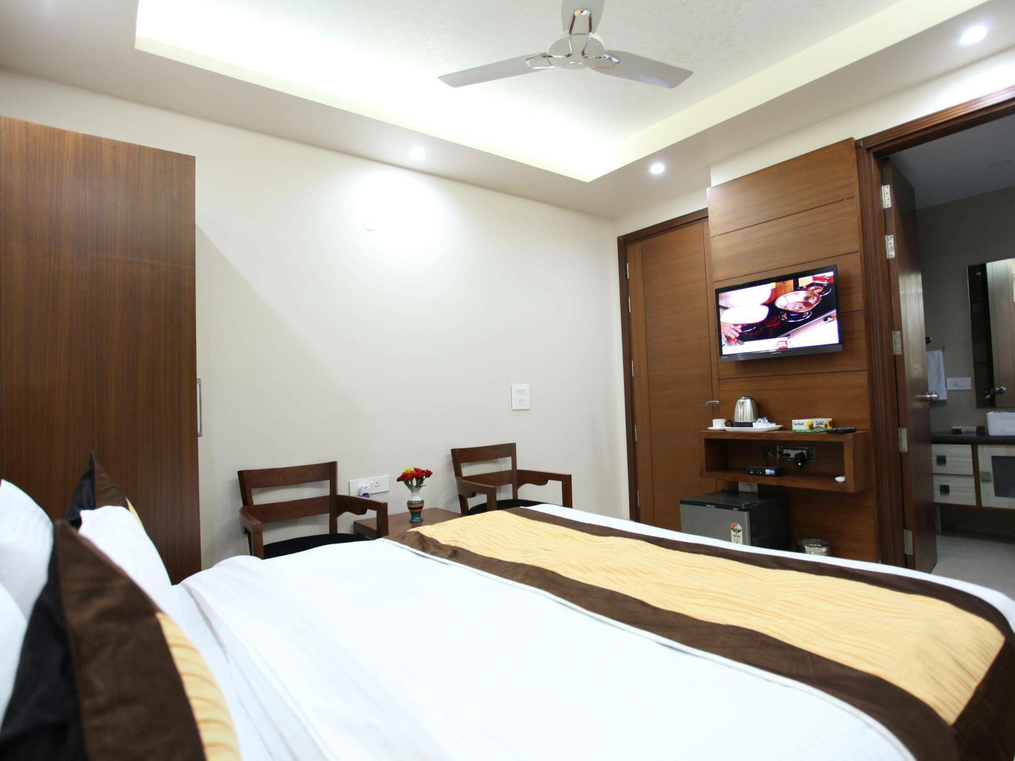 Hotel H.C Grand Nuova Delhi Esterno foto