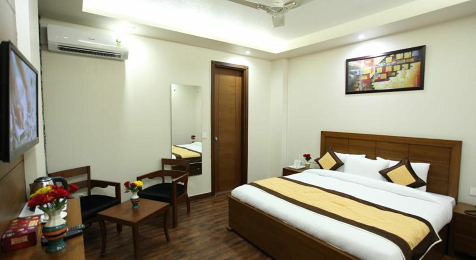 Hotel H.C Grand Nuova Delhi Esterno foto